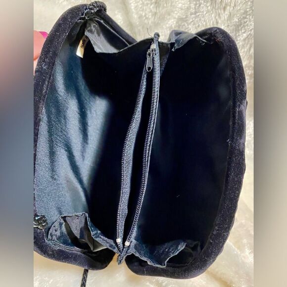 Retro Black clamshell bag with geometric multi color pattern - Picture 4 of 9